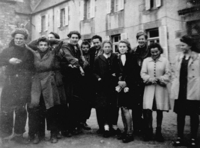 1944-1945. Classe de Jean Delattre (4ème en partant de la g.), de Pierre Hée (6ème en partant de la g.) et de Germaine Tanguy (2ème en partant de la dr.).