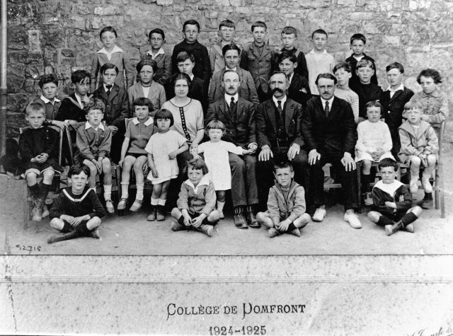 1924-1925. Mme Cottin et M. Cottin (Principal), leurs deux enfants, les instituteurs MM. Lebis et Besnard, avec les élèves d'une classe primaire.