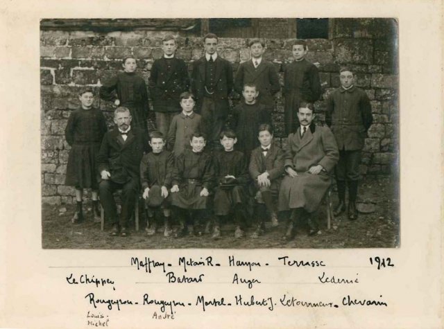MM. Rougeyron et Chevarin photographiés avec leurs élèves en 1912.
