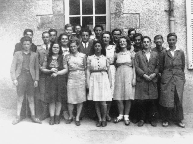 7 juin 1943. Classe de Première de M. Bassereau (au centre) où figure Léon Juillet (2ème en partant de la dr.).