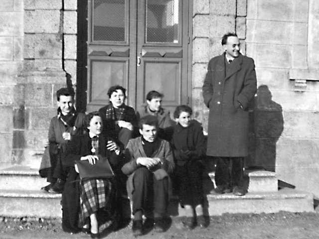 1954-1955. M. Sumpf avec la classe de Philosophie sur le perron du théâtre municipal de Domfront.