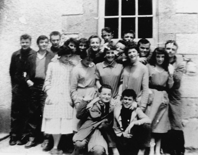1957-1958. Classe de Première. Agenouillés, de g. à dr. : élèves Crouillebois et Dupuy