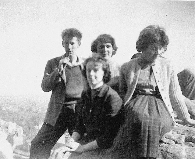 1955-1956. Le même groupe d'élèves de Troisième à la Croix du Faubourg. De g. à dr. : P. Pottier, A-M. Gosselin, M. Lacaés et C. Levallet.