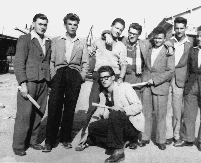 Septembre 1948. Agenouillé, Jean Delattre avec ses camarades lors de la remise du diplôme du baccalauréat à Flers.
