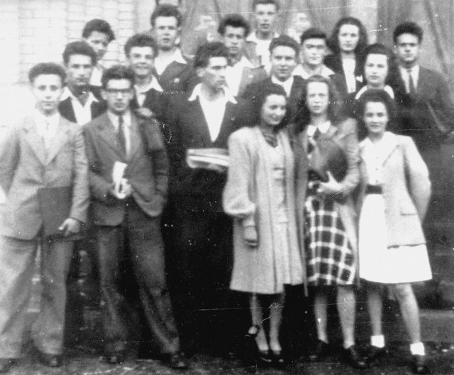 Juin 1948. Jean Delattre (au centre, livres en main) lors des épreuves du baccalauréat à Flers.