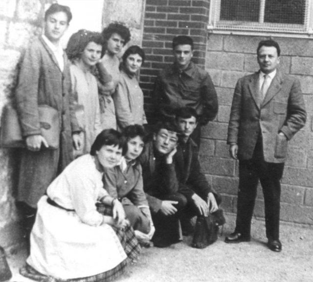 1958-1959. M. Cherot (à dr.) avec ses élèves devant l'entrée de l'actuel CDI. De g à dr. : agenouillés, J. Baloche, C. Thérou, R. Perdereau et élève Bérenger ; debout, G. Blanchetière, R. Martel, M.-T. Bertrand, C. Legret et J. Burger.