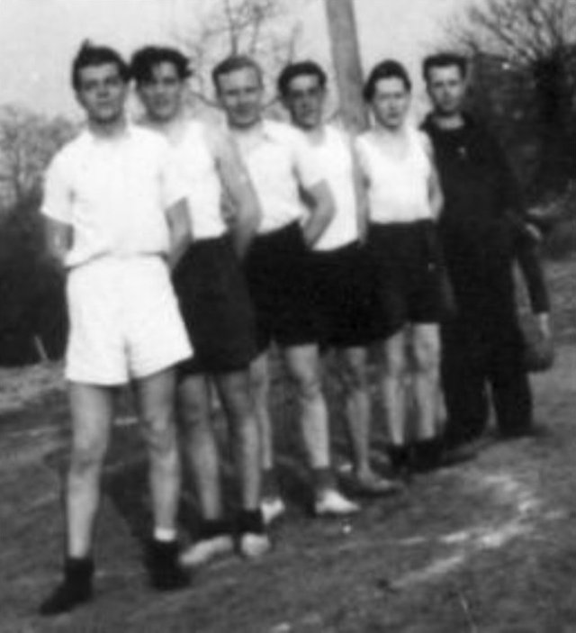 1943. Les garçons en cours de gymnastique avec M. Martin (à dr.).