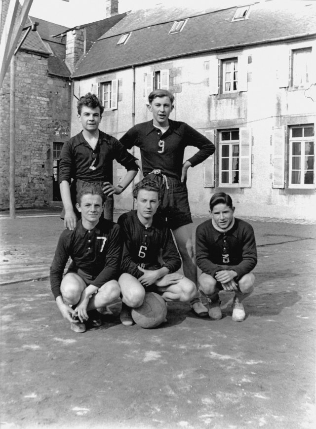 1946-1947. Équipe de basket-ball du Collège. De h. en b. et de g. à dr. : élèves Boisgontier, Turmel, Leroyer, Gougeon et Studer.