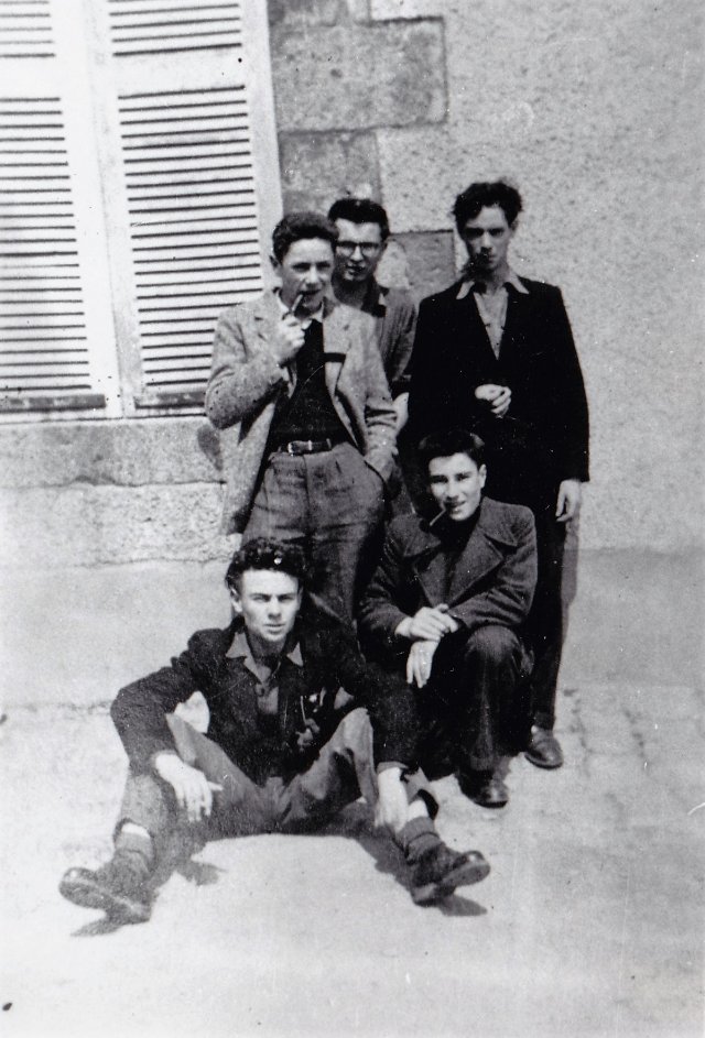 1951-1952. Debout, de g. à dr., les élèves Leroyer, Robveille, Legoué ; agenouillé, Masseron ; et assis, Cordier.