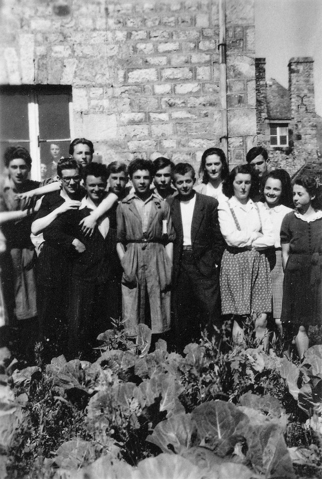 1945-1946. Élèves dans le potager du Collège. (Jean Delattre est à g.).