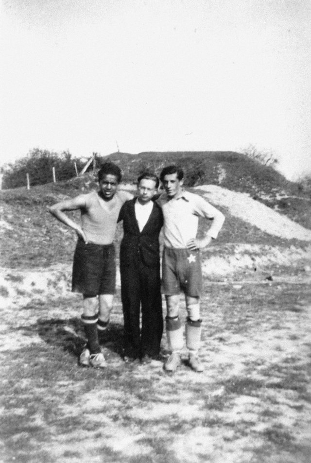 1942, après un match de football victorieux contre Ambrières-les-Vallées. (De g. à dr. : P. Medan, G. Lebigot et G. Chesneau).