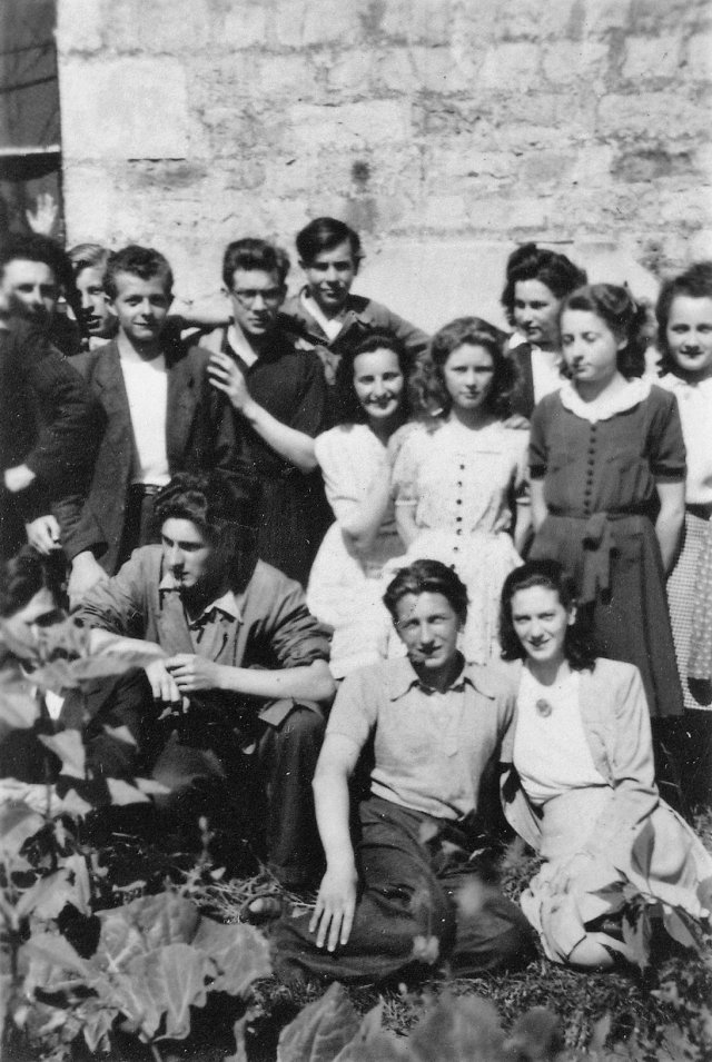 1945-1946. Élèves dans le potager du Collège. (En bas, de g. à dr. : Jean Delattre, Jean Fougerie et Anne-Marie Carré).