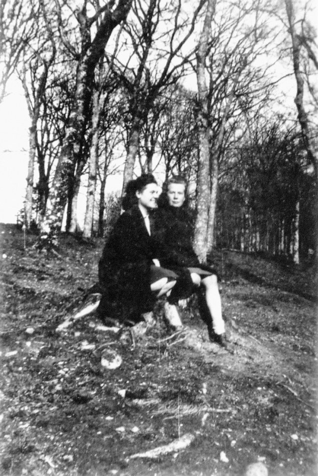 Madeleine Quettier avec une amie en 1944.