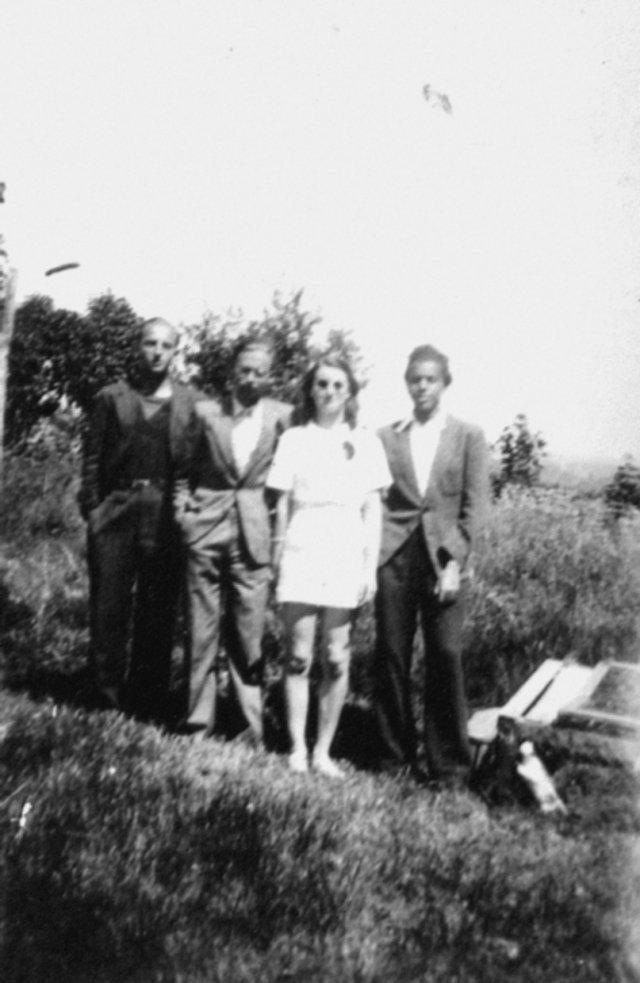 21 juin 1942, dans le jardin du Collège. (De g. à dr. : R. Leneveu [surveillant], G. Lebigot, M. Herlemont et P. Medan).